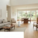 asset_91bbf85251d53056 Air purifier in a large open-plan living area with connected rooms